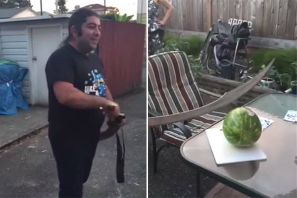 Ele tentou abrir uma melancia com uma espada gigante; o resultado foi desastroso