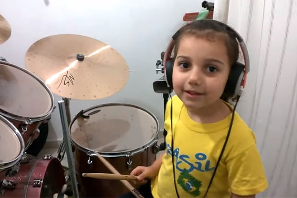 Você não vai acreditar no talento desta menina de cinco anos para tocar bateria
