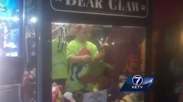 Menino americano desaparecido é encontrado dentro de máquina de brinquedos