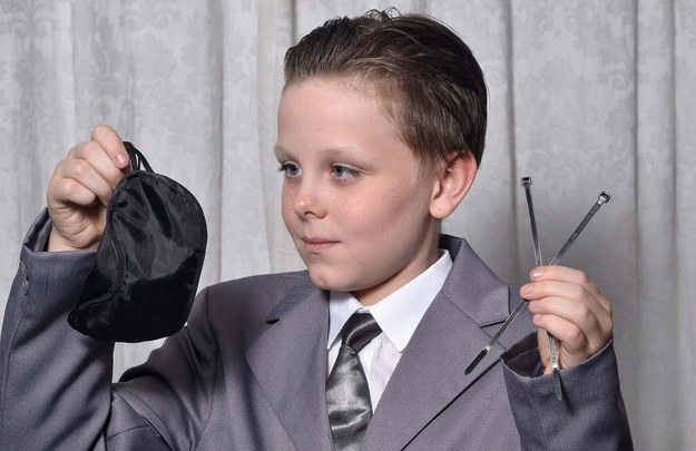 Menino de 11 anos vai à escola vestido de Christian Grey e provoca polêmica na Inglaterra