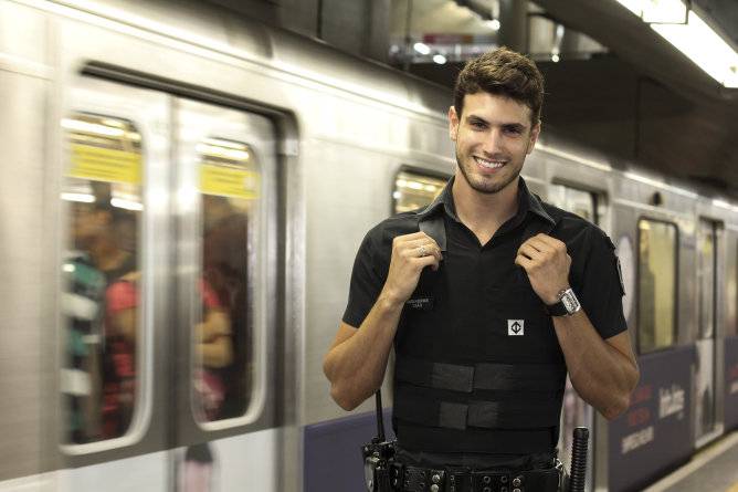 Segurança gato do metrô vira meme na internet; veja as melhores piadas