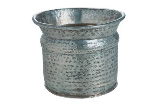 Cachepô de metal, R$ 281,00. L´oeil, Praça Benedito Calixto, 182, Pinheiros, tel.: 3897-8787. Cachepô de metal, R$ 281,00. L´oeil, Praça Benedito Calixto, 182, Pinheiros, tel.: 3897-8787.
