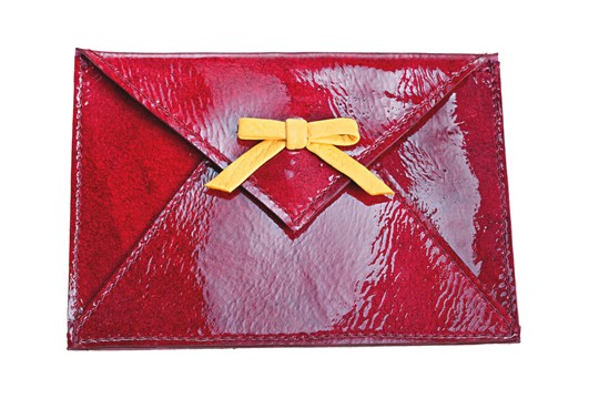 Carteira de verniz, R$ 62,00. Debora Quer..., Rua Haddock Lobo, 937, Jardim Paulista, tel.: 3086-3466.