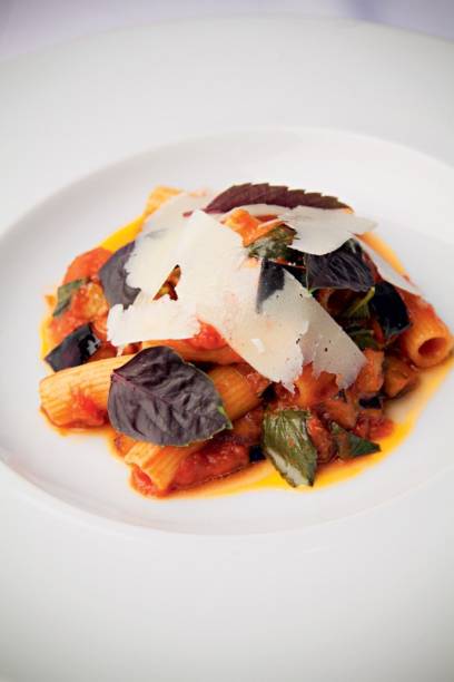 Rigatoni alla norma: massa com berinjela Rigatoni alla norma: massa com berinjela
