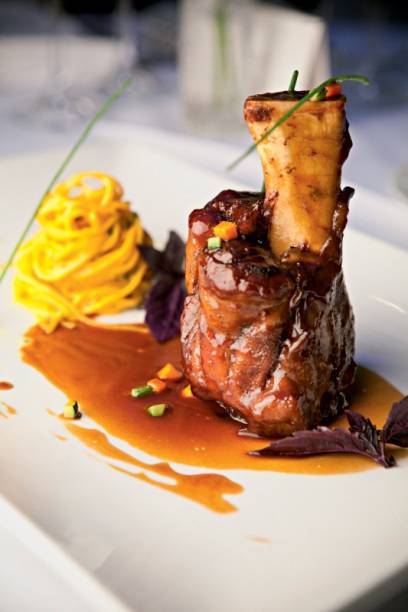 Stinco de porco na companhia de tagliolini Stinco de porco na companhia de tagliolini