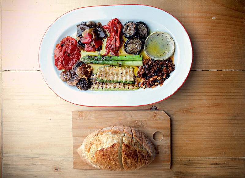 Prato misto de nove antepastos com pão italiano Prato misto de nove antepastos com pão italiano