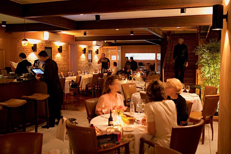 Salão movimentado no jantar: atmosfera agradável Salão movimentado no jantar: atmosfera agradável