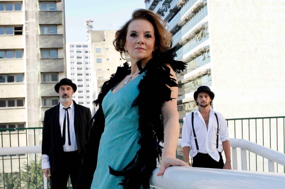 Alexandre Slaviero, Denise Del Vecchio e Eduardo Semerjian contracenam em A Bala na Agulha Alexandre Slaviero, Denise Del Vecchio e Eduardo Semerjian contracenam em A Bala na Agulha