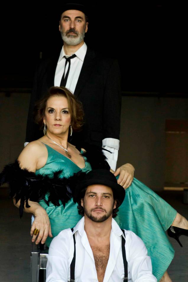 Alexandre Slaviero, Denise Del Vecchio e Eduardo Semerjian contracenam em A Bala na Agulha Alexandre Slaviero, Denise Del Vecchio e Eduardo Semerjian contracenam em A Bala na Agulha