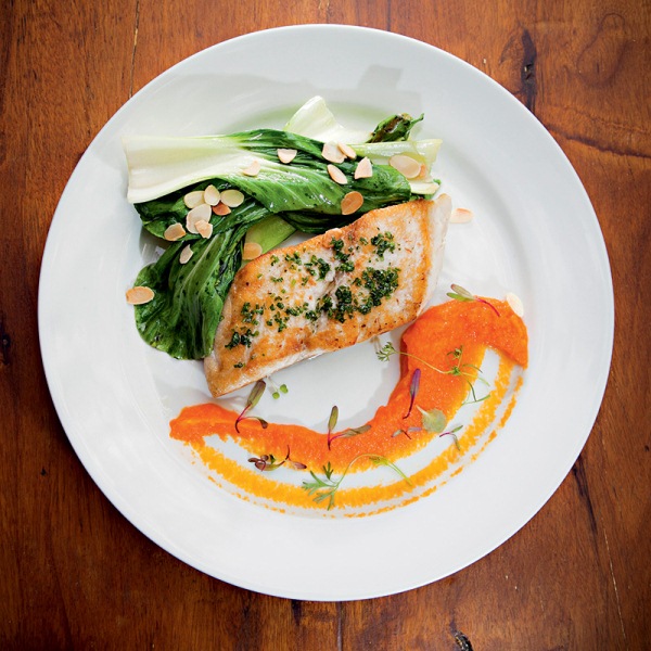 Robalo com creme de cenoura e acelga chinesa bok choy Robalo com creme de cenoura e acelga chinesa bok choy