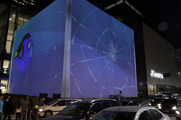Em vídeo, shopping paulistano é transformado em aquário gigante com exibição de “Procurando Dory”