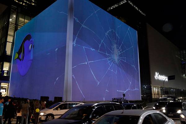 Em vídeo, shopping paulistano é transformado em aquário gigante com exibição de “Procurando Dory”