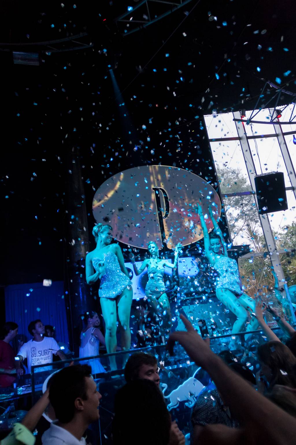 Festa de música eletrônica terá performance de dançarinas de Ibiza