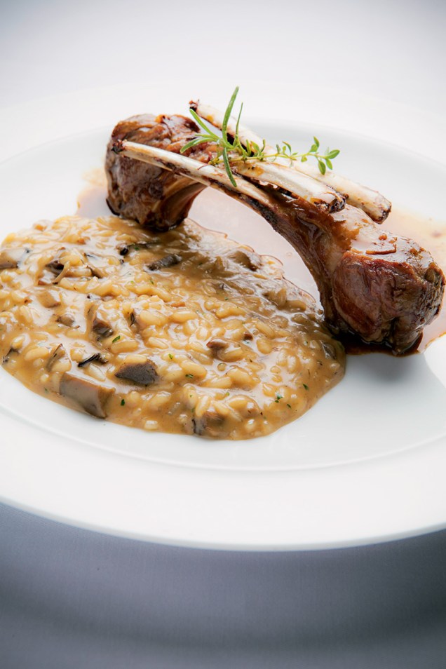 Cordeiro com risoto de cogumelos Cordeiro com risoto de cogumelos