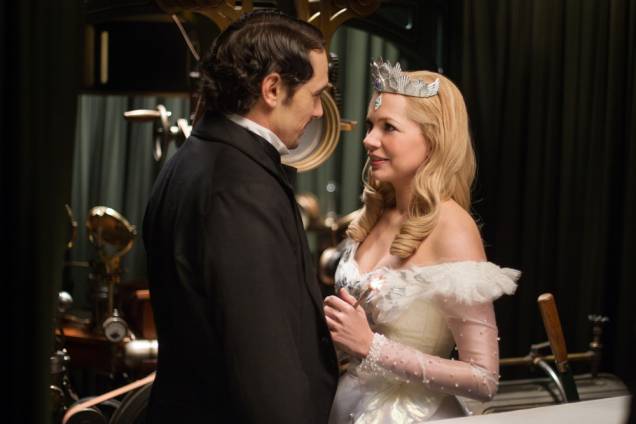 Oz – Mágico e Poderoso: James Franco e Michelle Williams em cena Oz – Mágico e Poderoso: James Franco e Michelle Williams em cena
