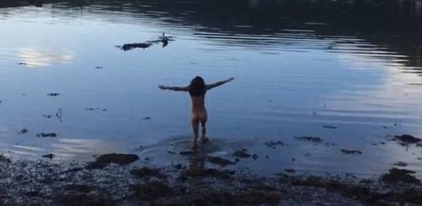 Michelle Rodriguez toma banho de mar completamente nua e publica vídeo no Instagram