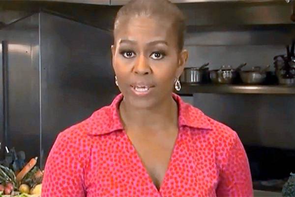 Michelle Obama fica parecendo careca na TV por causa de falha de iluminação