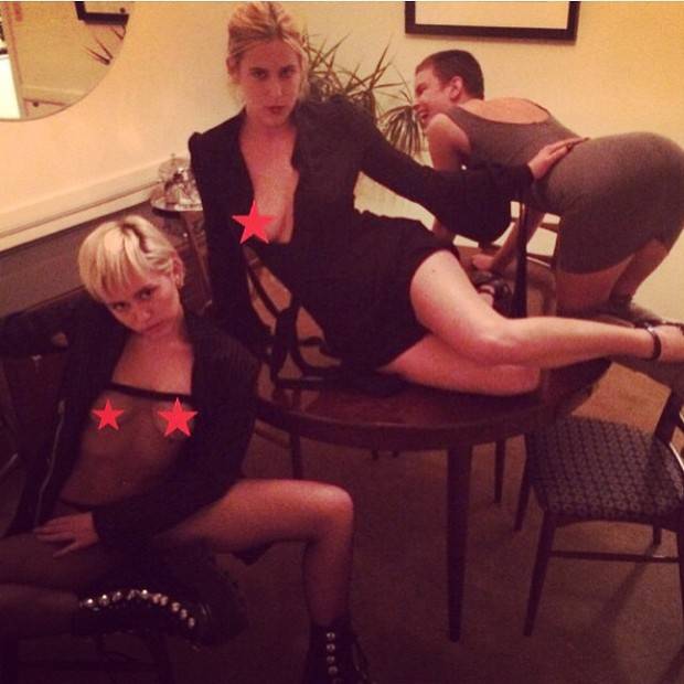 Miley Cyrus exibe os seios com as filhas de Demi Moore e Bruce Willis no Instagram; veja as fotos