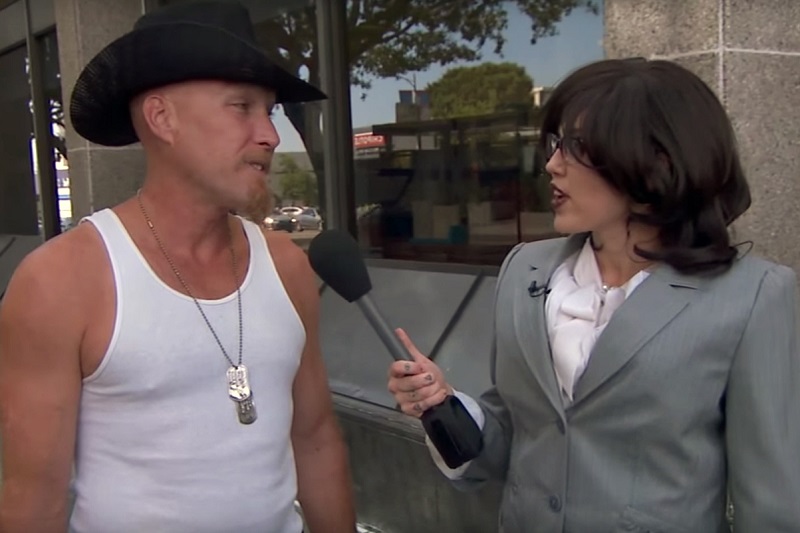 Miley Cyrus se disfarça e vai às ruas perguntar a opinião das pessoas sobre… Miley Cyrus