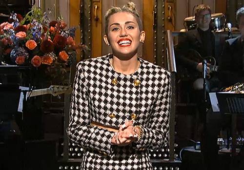 Miley Cyrus diz que “Hannah Montana foi assassinada”, em apresentação no Saturday Night Live
