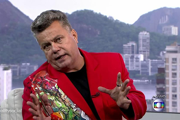 Milton Cunha rouba a cena em apuração de desfile do Rio e vira piada na internet