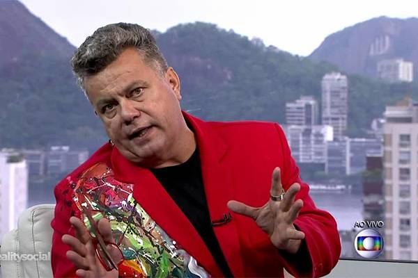 Milton Cunha rouba a cena em apuração de desfile do Rio e vira piada na internet