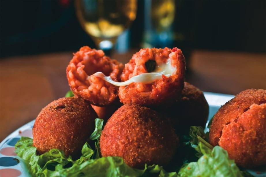 No Ministro 1153: porção de bolinho de risoto recheado de mussarela, tomate seco e manjericão No Ministro 1153: porção de bolinho de risoto recheado de mussarela, tomate seco e manjericão