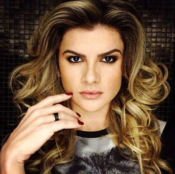 Cabelos cacheados com bobs are back