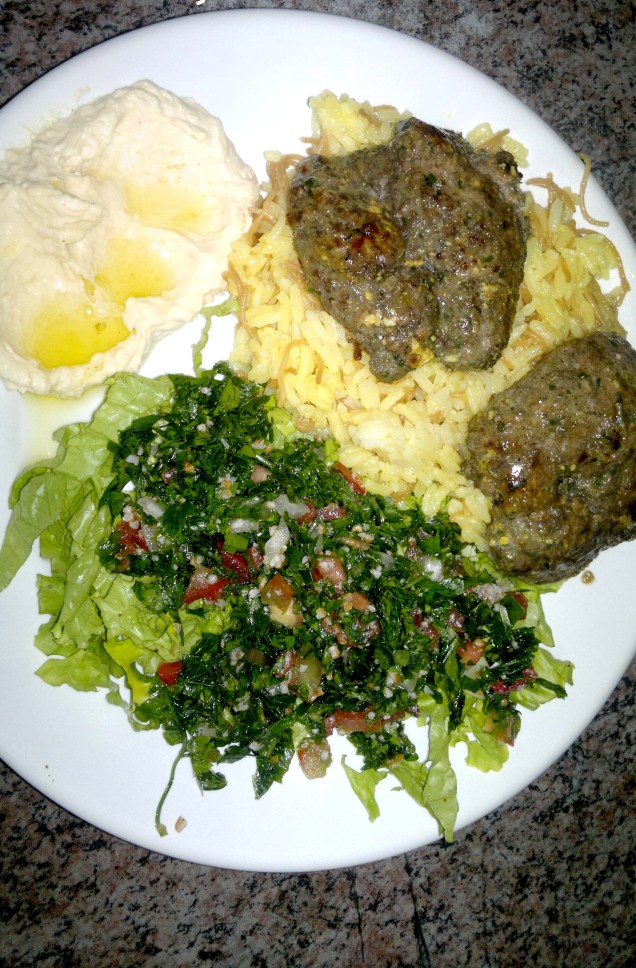 Mix Al Basha leva arroz sírio, tabule, homus, cafta e carne temperada Mix Al Basha leva arroz sírio, tabule, homus, cafta e carne temperada