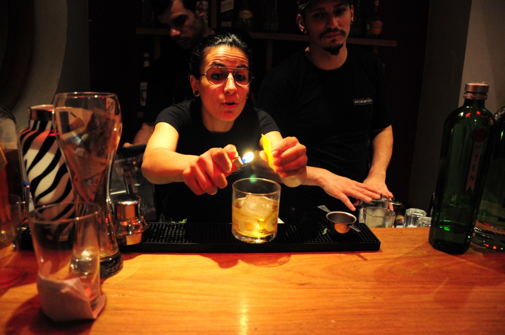 Mixologista em a&ccedil;&atilde;o. Foto: divulga&ccedil;&atilde;o