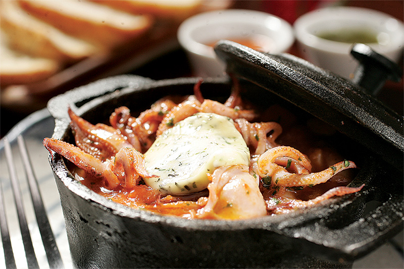 Minicaldeirada de lula sobre purê de mandioca Minicaldeirada de lula sobre purê de mandioca