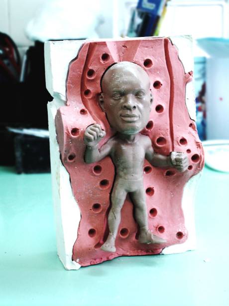 Entrando na forma: para fazer o bonequinho, é colocada uma espécie de massa em um molde de silicone Entrando na forma: para fazer o bonequinho, é colocada uma espécie de massa em um molde de silicone