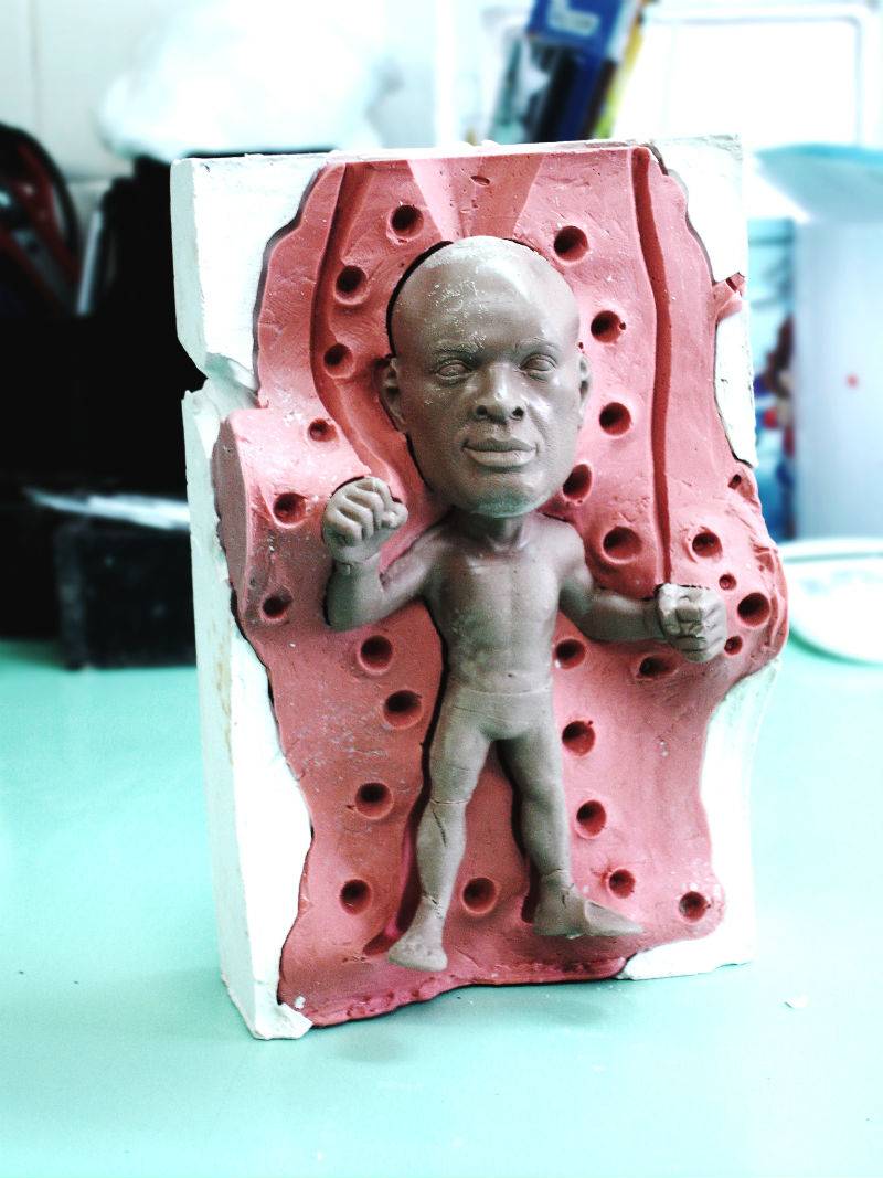Entrando na forma: para fazer o bonequinho, é colocada uma espécie de massa em um molde de silicone