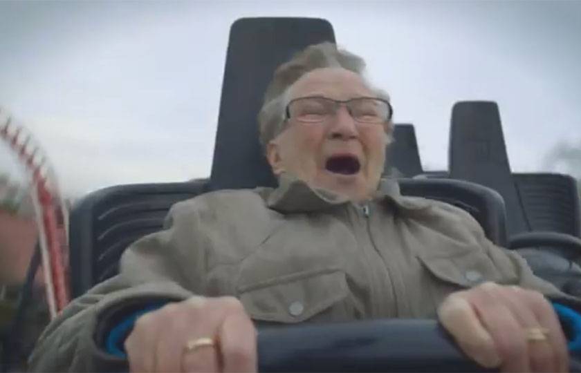 Vovó de 78 anos anda em montanha-russa pela primeira vez; assista ao vídeo