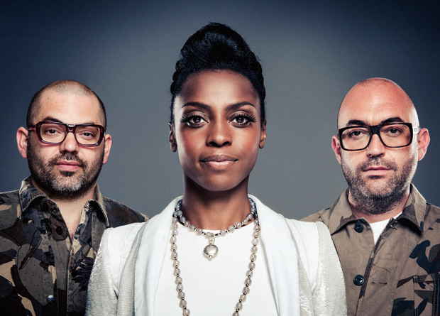 A cantora Skye Edwards entre os irmãos Ross e Paul Godfrey: fusão sonora dançante A cantora Skye Edwards entre os irmãos Ross e Paul Godfrey: fusão sonora dançante