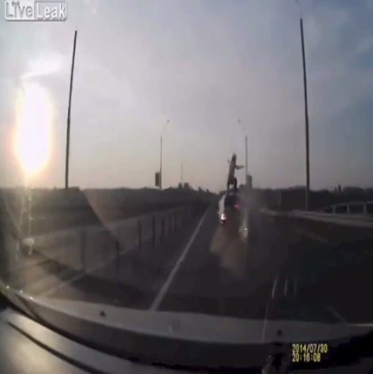 Acidente envolvendo carro e moto acaba de maneira surpreendente (e acrobática); assista