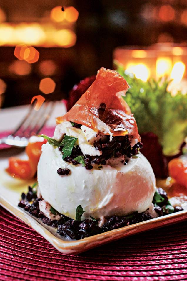 Salada de arroz negro, ricota e parmesão dentro da mussarela com presunto de Parma Salada de arroz negro, ricota e parmesão dentro da mussarela com presunto de Parma