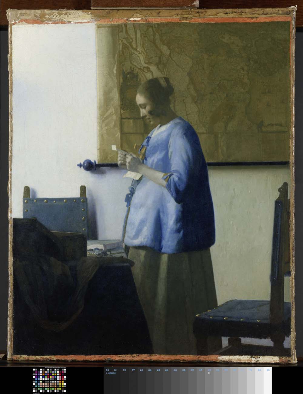 mulher-de-azul-lendo-uma-carta.jpeg