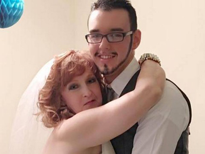 Mulher de 71 anos conhece rapaz de 17 no velório do filho e se casa com ele