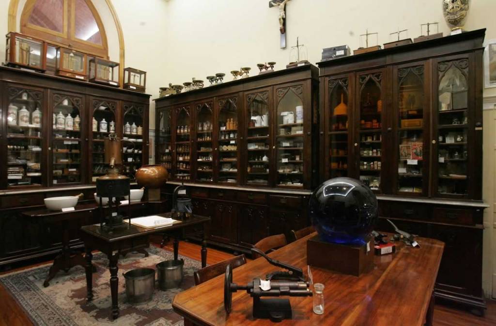 Sala da Farmácia: vidros e remédios do século XIX e outras curiosidades Sala da Farmácia: vidros e remédios do século XIX e outras curiosidades