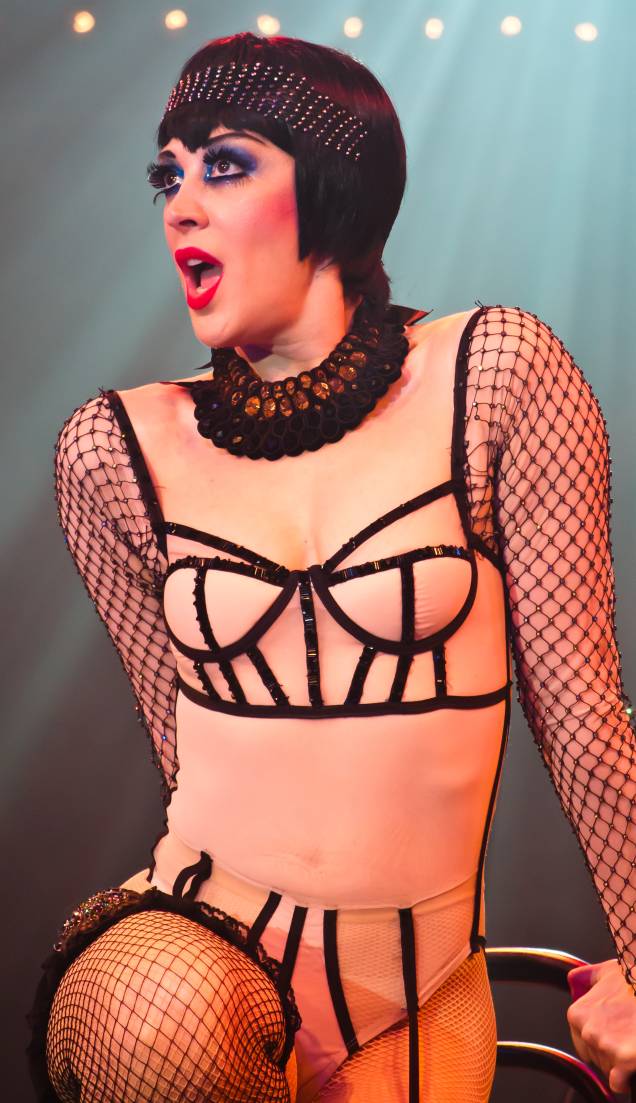 Claudia Raia e Guilherme Magon como a dançarina Sally Bowles e o escritor Cliff Brad Shaw na versão brasileira do musical Cabaret Claudia Raia e Guilherme Magon como a dançarina Sally Bowles e o escritor Cliff Brad Shaw na versão brasileira do musical Cabaret