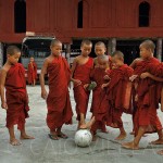 Molecada pronta para a bolinha em Myamar, no sudeste asi&aacute;tico (Cr&eacute;dito: Caio Vilela)