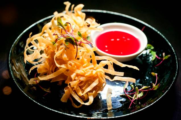 Crispy prawn ball: camarão envolto em fios crocantes de harumaki, recheado de cenoura e cebolinha com leve toque de pimenta ao molho agridoce Crispy prawn ball: camarão envolto em fios crocantes de harumaki, recheado de cenoura e cebolinha com leve toque de pimenta ao molho agridoce