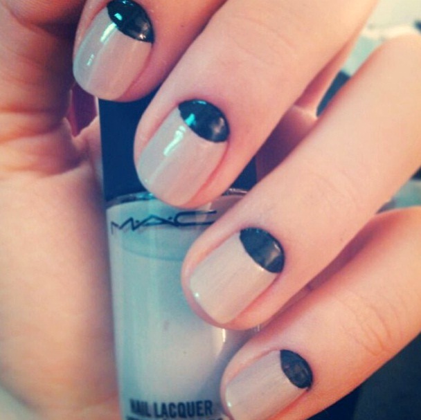 Uma nail art clássica, em tons de bege e preto