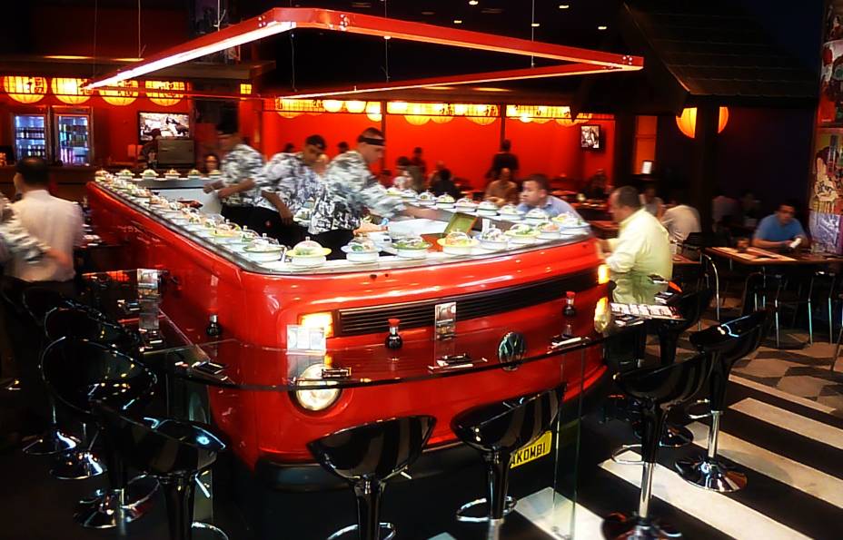 Nakombi: em volta do balcão circula uma esteira com opções de sushis Nakombi: em volta do balcão circula uma esteira com opções de sushis