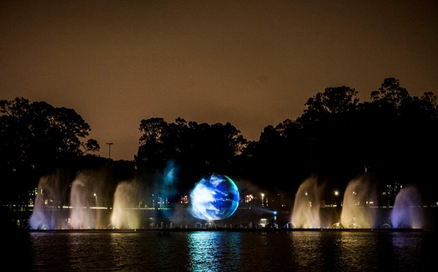 Representação da Terra é projetada nas águas da fonte multimídia do Ibirapuera