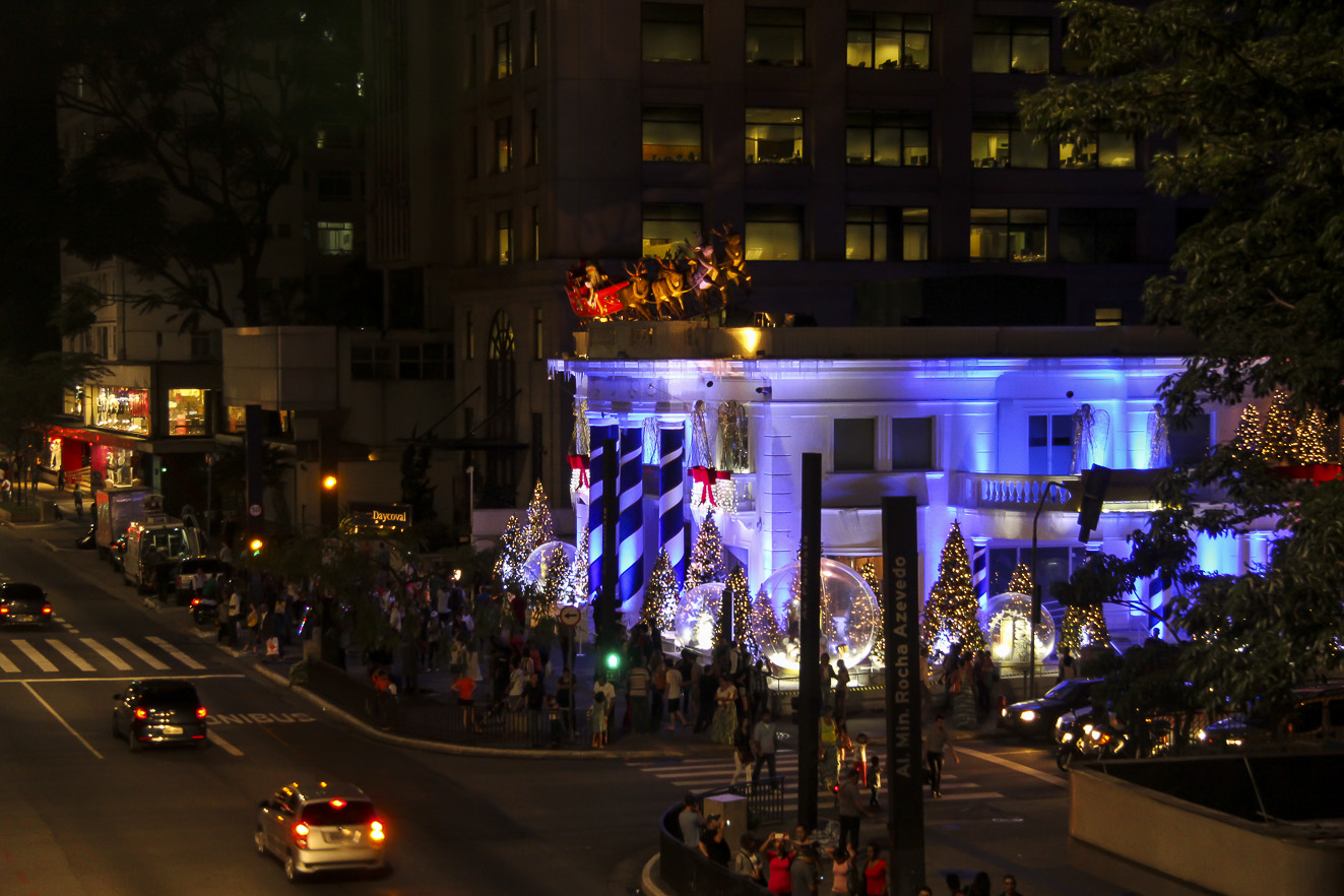 Região: além do palco da Paulista, vários prédios ao longo da avenida fazem decorações especiais para o natal