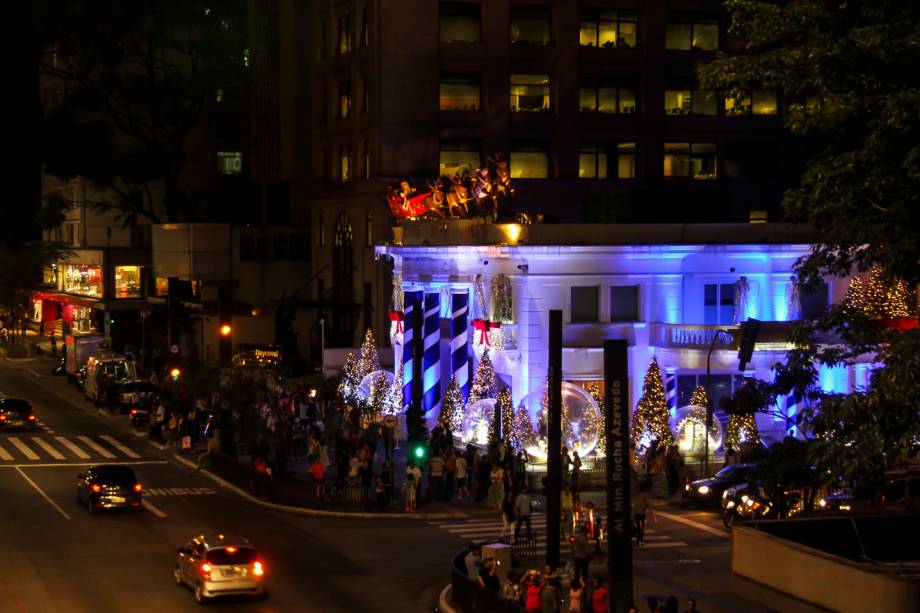 Além do palco da Paulista, vários prédio ao longo da avenida fazem decorações especiais para o natal