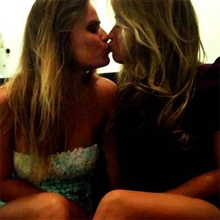 Ex-BBB Fani dá selinho em Natália no Instagram: “Minha esposa”