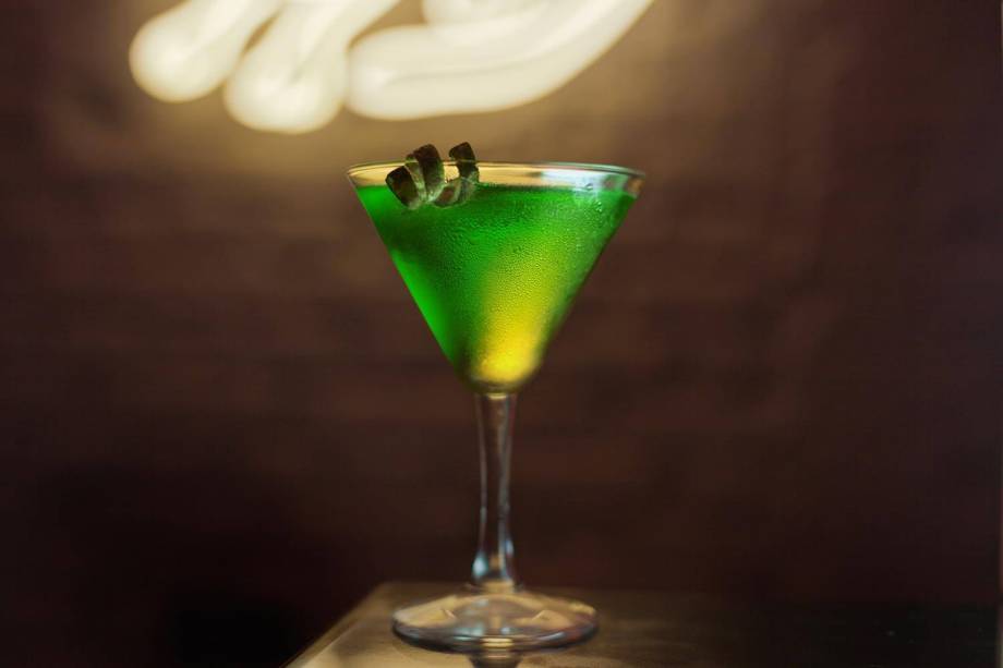 O drinque neon, do Volt: vodca, abacaxi e xarope de maçã verde O drinque neon, do Volt: vodca, abacaxi e xarope de maçã verde